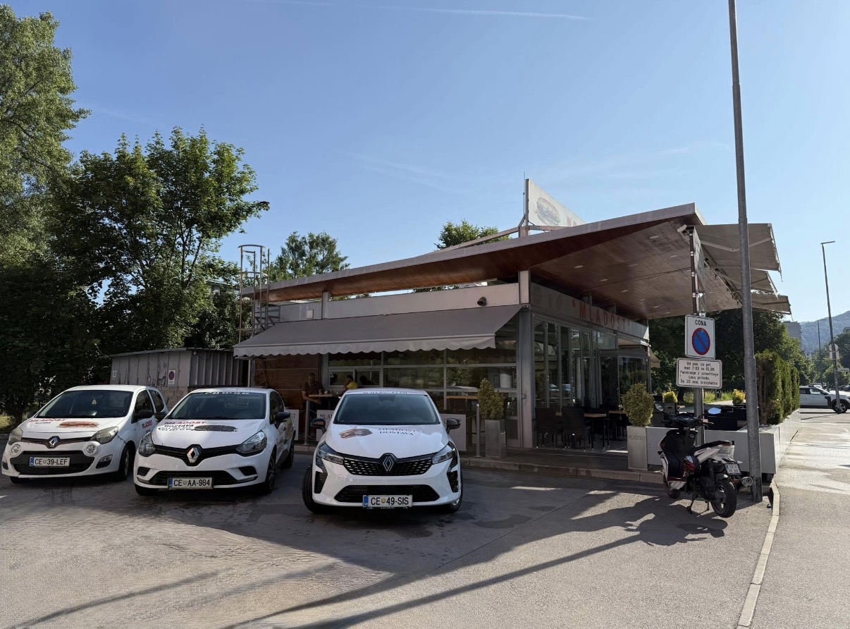 Terasa Okrepčevalnice Mladost podnevi