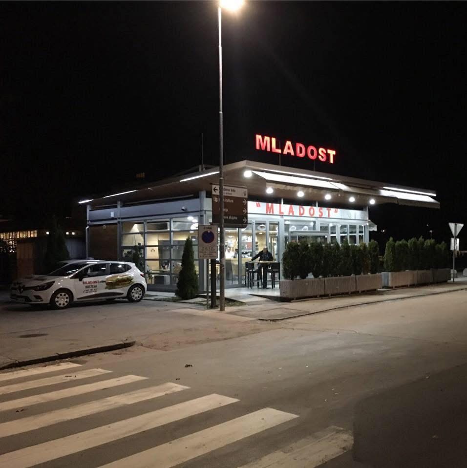 Okrepčevalnica Mladost ponoči, osvetljen napis